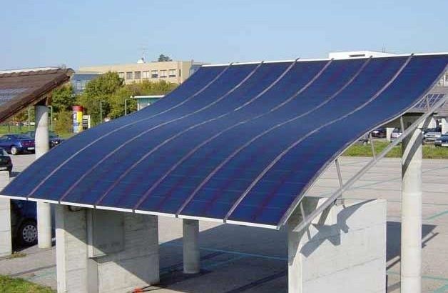 รูปที่ 4: โซล่าเซลล์ ชนิดฟิล์มบาง (thin film solar panel) มีความยืดหยุ่นสูง สามารถงอได้โดยไม่หัก