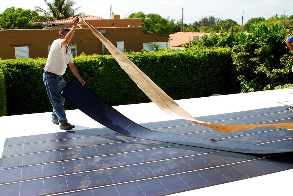รูปที่ 5: thin film solar cell ในขณะที่กำลังติดตั้งบนหลังคาบ้าน